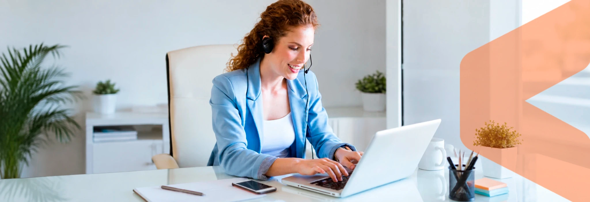 Persona con auriculares atendiendo una consulta desde su portátil