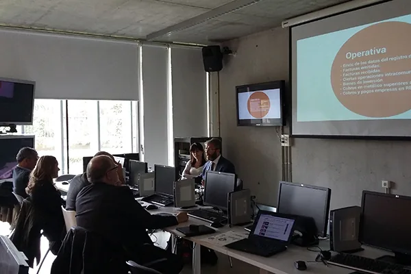 Ponente explicando la operativa del SII en el aula del Centro Demostrador TIC