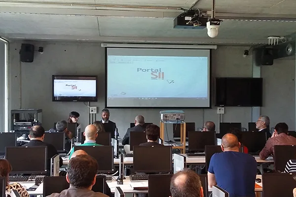 Asistentes siguiendo la demostración de Portal SII en el aula informática del Centro Demostrador TIC