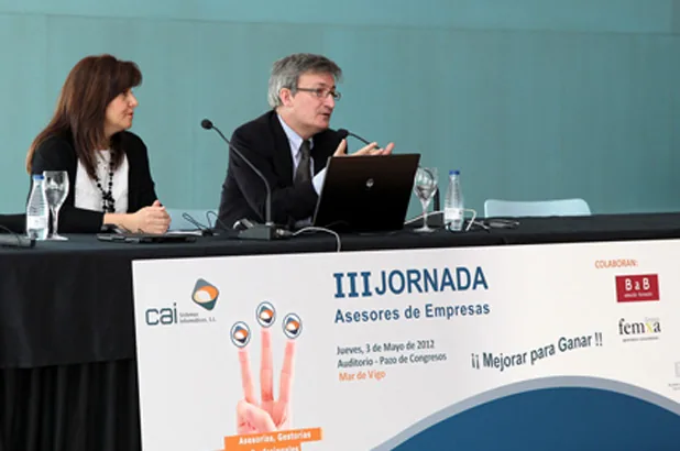 Ponente dirigiéndose a los asistentes de la III Jornada de Asesores de Empresas