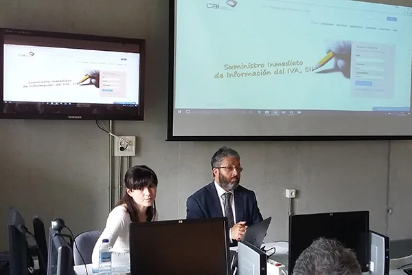 Ponentes de CAI presentando el Suministro Inmediato de Información del IVA