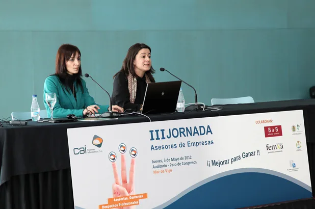 Dos ponentes presentando desde la mesa de la III Jornada de Asesores de Empresas