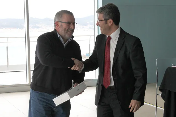 Entrega de un obsequio a un asistente al término de la III Jornada de Asesores de Empresas
