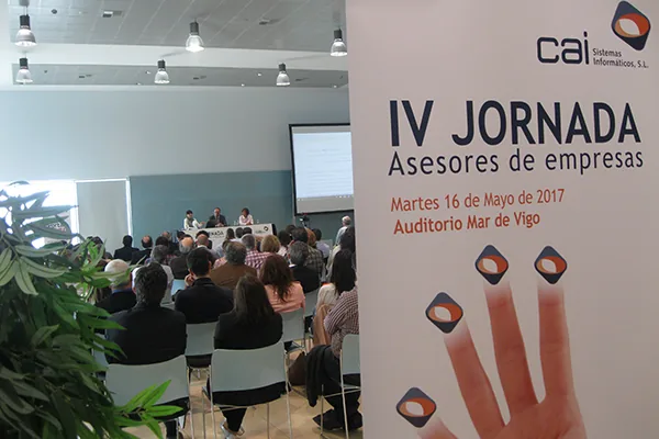 Cartel de la IV Jornada de Asesores de Empresas con la sala de asistentes al fondo