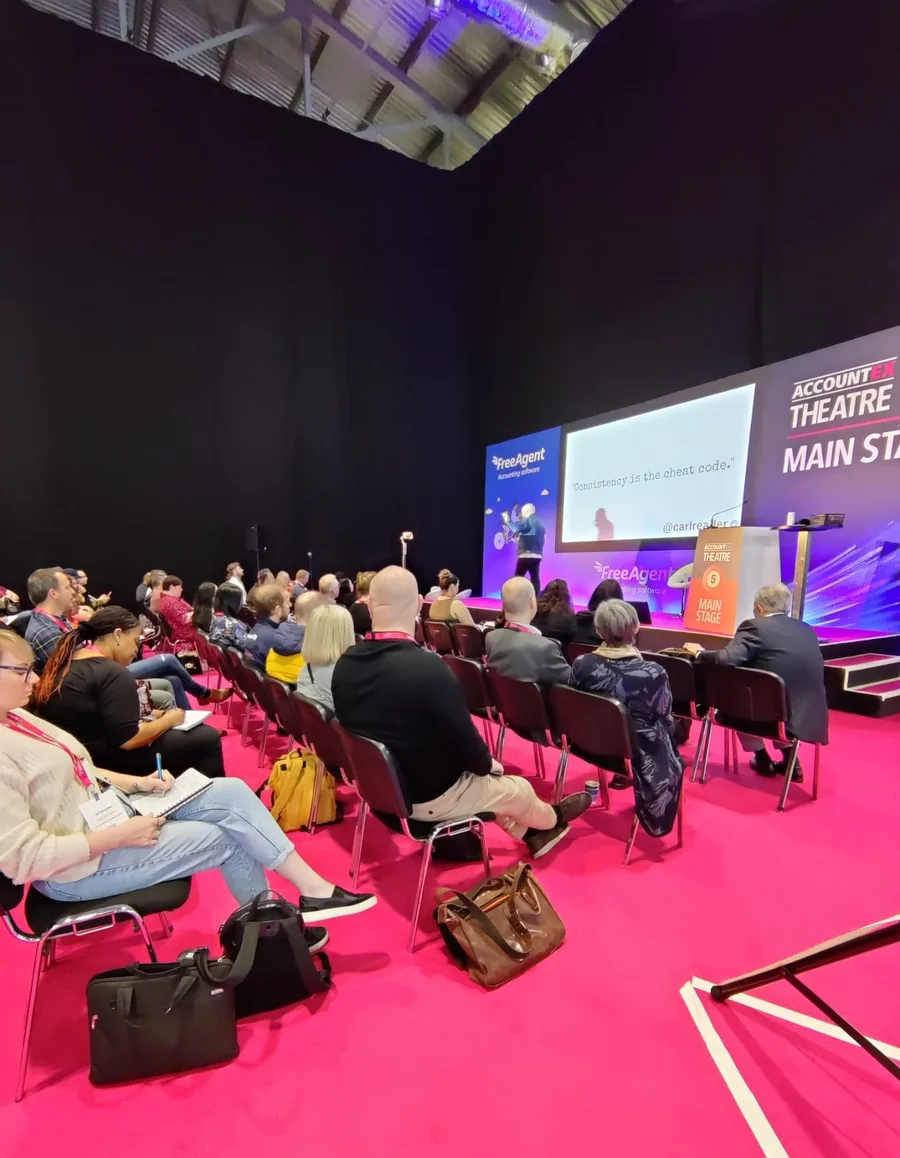 Asistentes en el escenario principal del Accountex Theatre en Londres