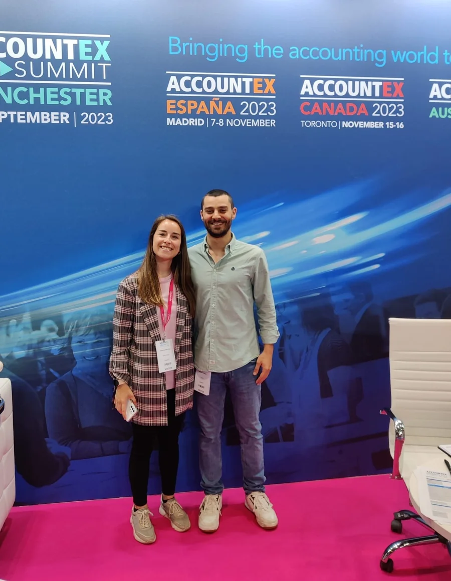 Adriana Martínez y Manuel Sabido, del equipo de CAISOFT, en Accountex London 2023
