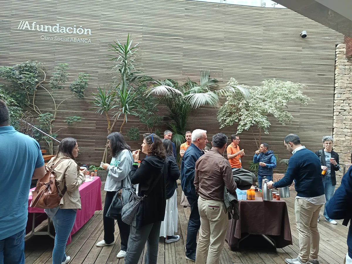 Asistentes durante una pausa de networking en el Tech Forum CAISOFT 2025