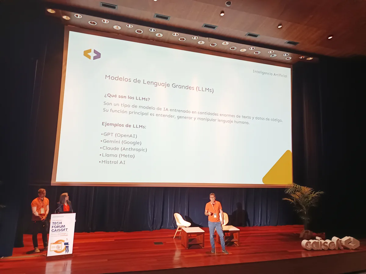 Ponencia sobre inteligencia artificial y CAIGPT en el Tech Forum CAISOFT 2025