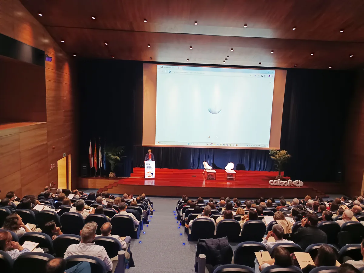Ponencia sobre inteligencia artificial en el Tech Forum CAISOFT 2025