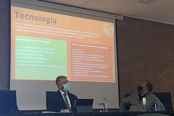 Diapositiva sobre los beneficios de la tecnología y las nuevas profesiones digitales en la conferencia de la USC de Lugo